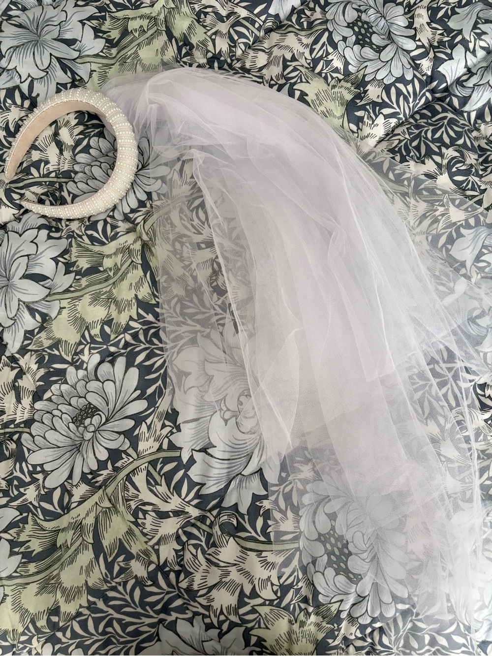 Pearl & White Bridal Headband with detachable Veil